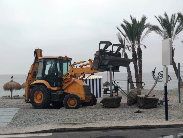 El Ayuntamiento de Almuñécar inicia la mejora de los parques biosaludables de las playas 